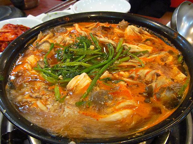 グツグツさせて中に入ってるヤンニョン（味付け薬味）を混ぜると真っ赤！！