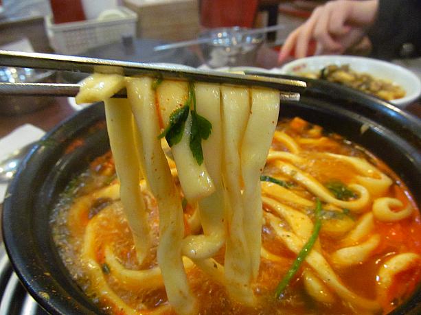 キノコを食べたら、カルグクスを投入！！このカルグクス！モチモチで食べごたえバッチリ☆
