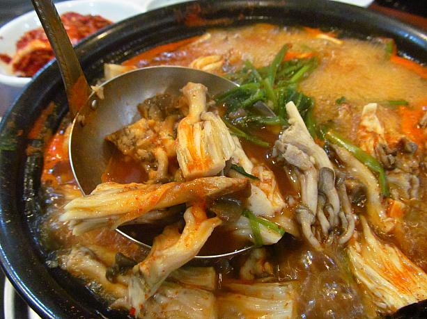 それでは、そろそろ頂きま～す☆　食べても食べてもキノコが出てくる^^