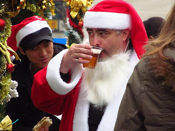 サンタさんだー！！ナビもサンタさんとビールで乾杯したいな☆