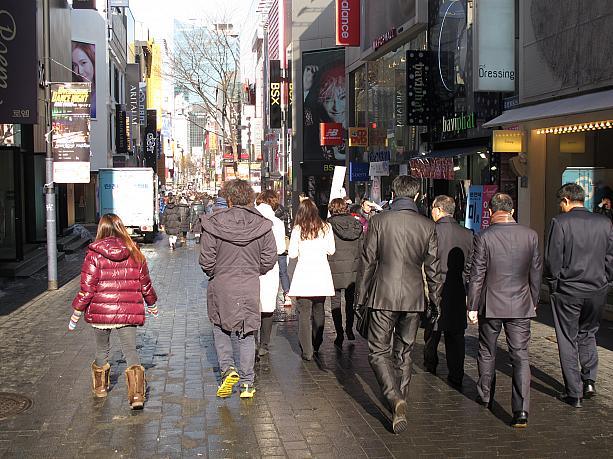 ランチ休憩に来た（？）会社員風おじさんたち。みなさん、地面が凍っているのでのそりのそりと。