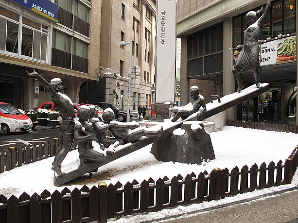 う～～～！！なんだか見てるだけで寒くなるような・・・。現在、ソウルの足元は雪が残っていたり、凍っていたり、溶けて水になっていたりと、、、危ないのでみなさん気をつけてお出かけください！