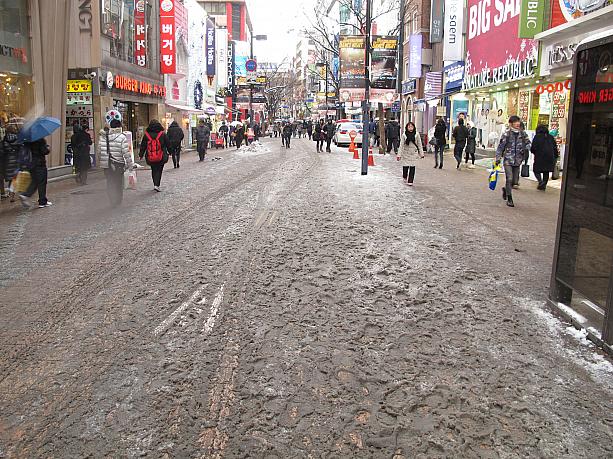 この通りでは、沢山の人たちの通行で雪はとけて、なおかつ氷にもなっていなくて、びちょびちょですが、これはむしろ少し安全です！