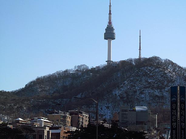 南山も雪がかっています。青空に映えるソウルタワーがとってもキレイ☆