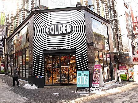 ソウルで店舗を増やしているカジュアルシューズブランド「FOLDER」。「ドクター・マーチン」など人気シューズを幅広く取り揃え。