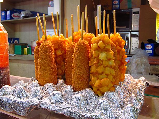 こちらは、卵のケースに刺されて売られてるポテト付きアメリカンドッグ！これ１本食べるとお腹いっぱいになります！