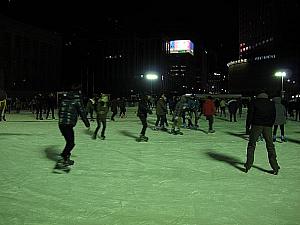 夜なのにみんなスケート滑ってる～スケートしながら年越すのかな？