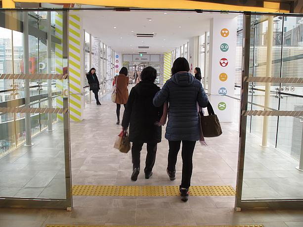 連絡通路がどんな様子か見に来てるお客さんもたくさん。記念撮影をしてる人も！この先は映画館。そしてロッテ百貨店までも外に出ずに行けちゃう！ショッピングに映画に、すぐ移動できてこれは便利だ～！