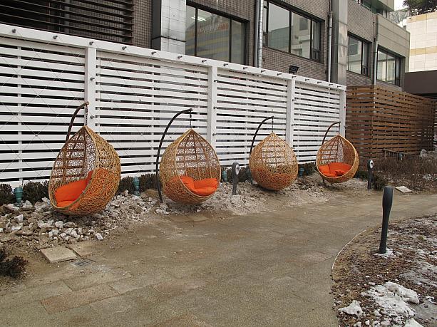 ヤングプラザ７階は、屋上庭園になっています。天気の良い日はここでのんびりするのもありかも～
