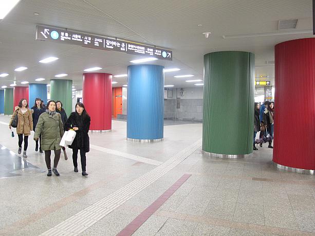 こちらは地下鉄の忠武路（チュンムロ）駅！３号線と４号線の乗り換え駅になっていて、朝晩のラッシュ時はもはや戦いです。明洞の手前の駅なので、利用したことがある方も多いのでは？！