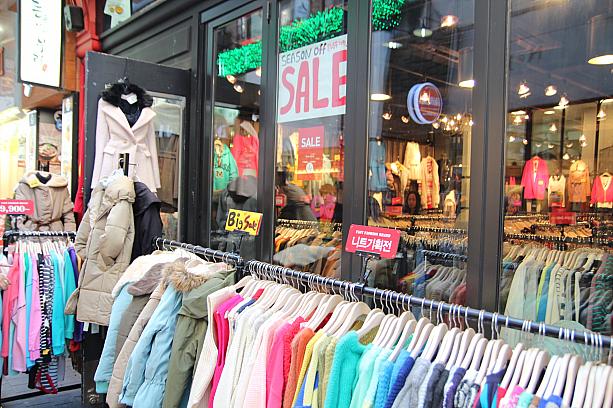 寒いソウルですが、服屋さんではただいま冬服セール合戦中！