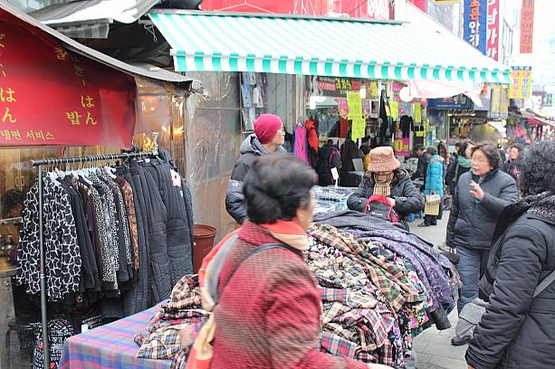 小さなお土産屋さんから露天に食堂と、なんでもある市場というだけあって活気もすごい！
