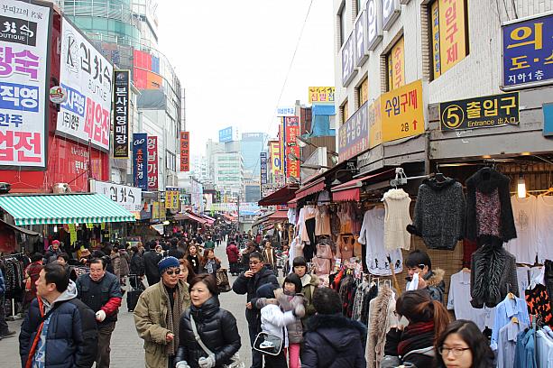会賢(フェヒョン)駅５番出口を出るとすぐある南大門市場！平日だけどたくさんの人で賑わっていますよ～！