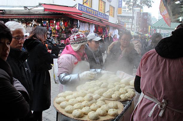 こちらは「カメゴル・イェンナル・ソンワンマンドゥ」。手作りですごく美味しいと評判。テレビにも紹介もされたんだって！