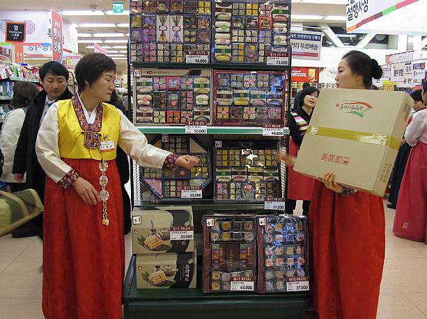 こちらは、色とりどりの韓国伝統菓子のセット。とっても可愛らしいです！！うう、、、でも見てると食べたくなっちゃう・・・。　