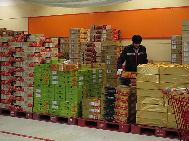 ナビは、ソルラルのソンムルセット販売の舞台裏にも潜入！裏では、おにいさんが商品を風呂敷に包んだり、在庫のチェックなどをしていて、とっても忙しそう。