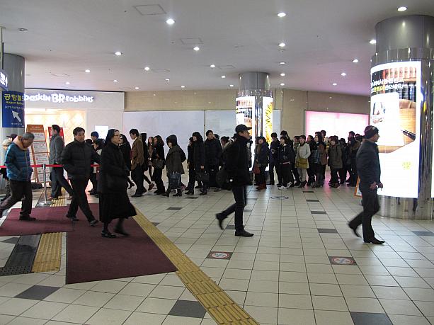 ソウル駅のエスカレーターは長蛇の列！！みなさん、とっても忙しそうに移動している様子。今週のソウルはドタバタです。