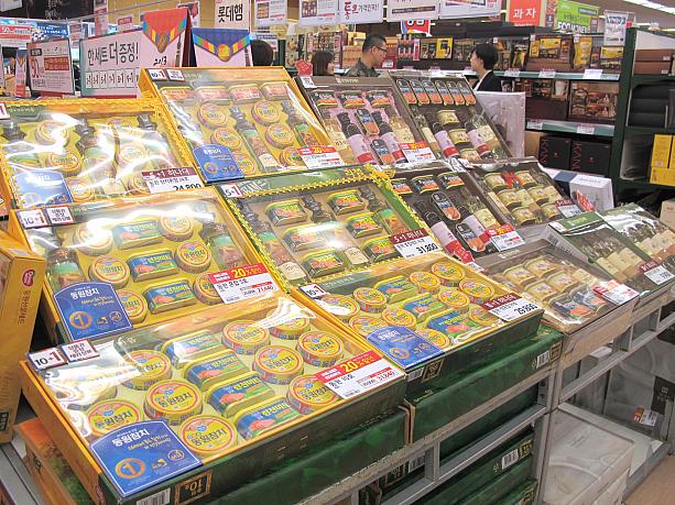 一番最初に目を引くコーナーに出されているのは、チャムチ缶（ツナ缶）。油やホンチョ（紅酢）とのセットも多いです。これは、誰がもらっても嬉しいですよね～。