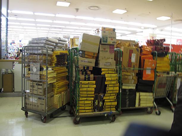 そして、配送手配がされたソンムルセットが山積みです！！ここから、バンバン外に待機してるトラックに詰め込まれていきます。今週末、韓国国民の大移動が繰り広げられることでしょう。ソウルに来られる方は、ソウルにあまり人がいなくてびっくりしちゃうかも！？