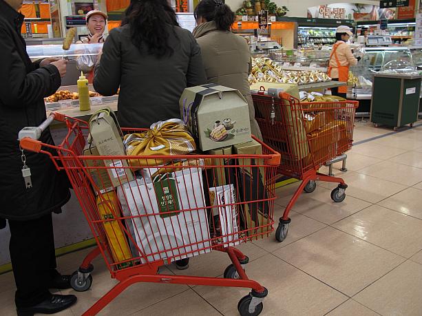 カートいっぱいに詰め込んでる方たちも！！何人家族なんでしょうか？こんなにたくさん準備しなくちゃいけないとなると、そりゃ選ぶだけでも疲れますよね～。そんなときは、フードコートでおやつをパクリ。