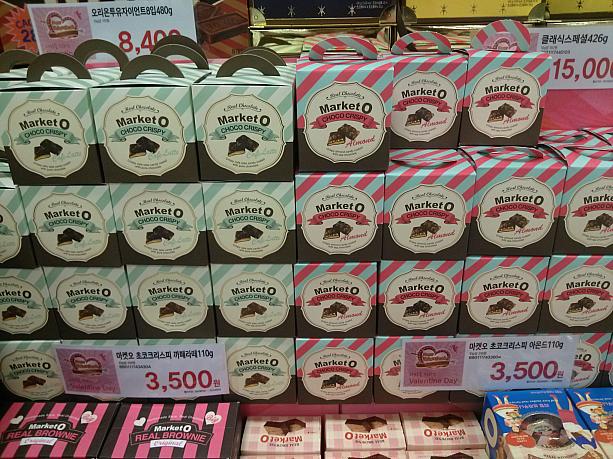 旧正月商戦の脇に、バレンタインデーのチョコ売り場もあります！