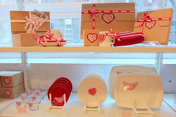 バレンタインギフトにもピッタリなマグカップやグラス、お皿などもある＾＾