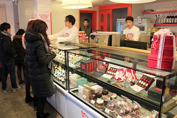 カフェスペースでは、バレンタインらしいスイーツも販売！こちらで食べていくのもOK!