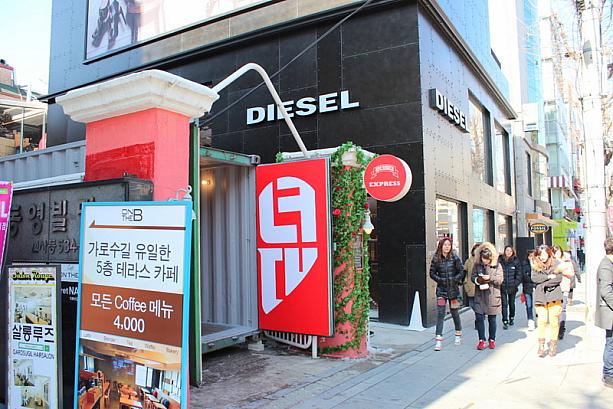 ソウルは寒波到来、こんな日は外に出たくない！？しかしナビは、カロスキルにあの国民的アイドルのカフェ＆ショップがオープンしたとの情報をキャッチ！いざ、突撃！