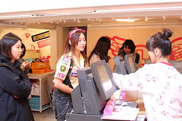 店内には、新曲「I Got a Boy」っぽい衣装を着たスタッフも！う～ん、このお姉さんはちょっとソヒョン似かな。