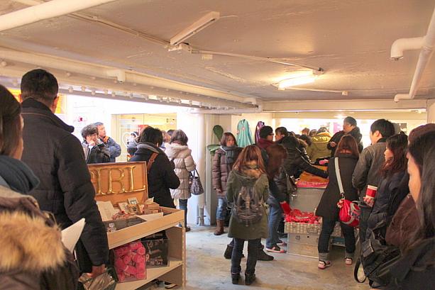 ひゃー！今日はオープン日だけあって、大混雑！ナビが見たところ、日本人女子もかなり多いみたい。