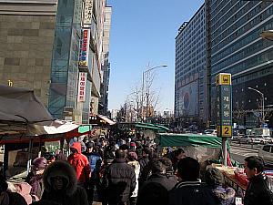 京東市場はどこも大賑わい。大渋滞です・・・