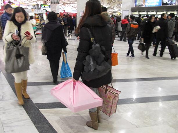 旧正月前は、そこら中でこんな風呂敷を持った人の姿が。重そうな荷物も持って、ちょっと移動が大変そう。