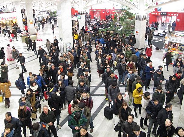 明日からは旧正月（ソルラル）連休がスタート！高速バスターミナルでは、ひと足早く地方に帰省する人たちで大混雑！