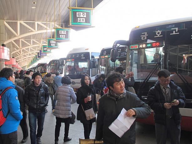 ズラッと並んだ高速バス。行き先を間違えないようにー！