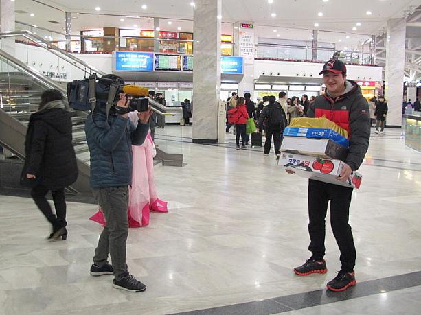 テレビ局のカメラマン、帰省する人の様子を必死に撮影！