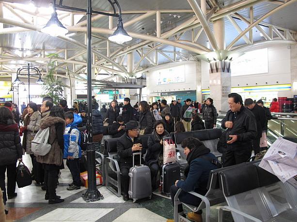 寒波到来中のソウル。バスを外で待つのがツラいので、出発ギリギリまでターミナルの中で待機。