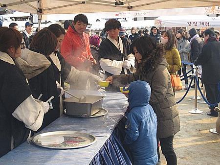 韓国でもお正月はお雑煮を食べる文化が。日本のお餅ほどは、うにょ～んと伸びません