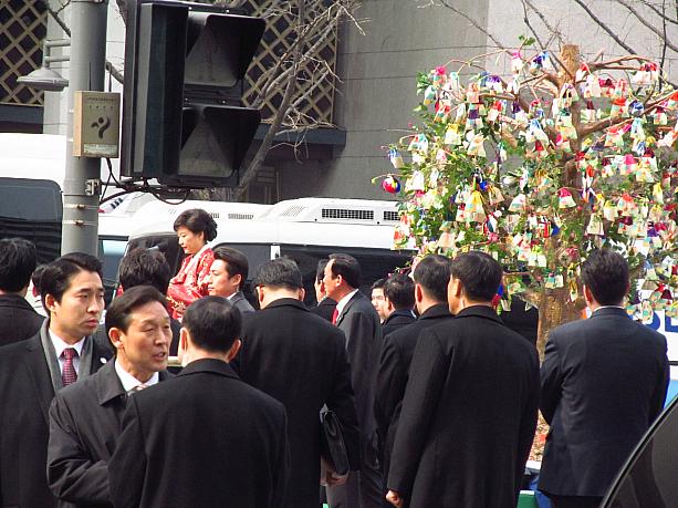 朴槿恵新大統領はそのまま光化門へ移動。こちらでは韓服(ハンボッ)で演説を行いました！これから５年間、国民の期待に応えてほしいですね！