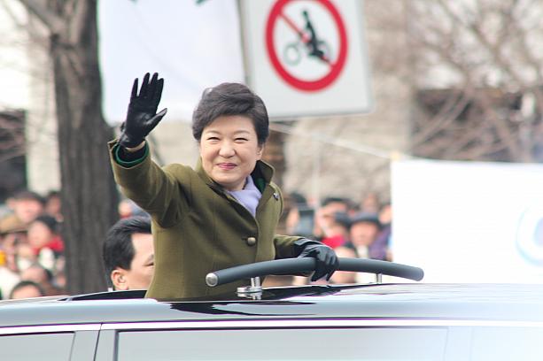 １２時頃、寒いなか会場の外で待っていた人々の前に、就任式と演説を終えた新大統領がパレード用の車に乗って出てきました〜！