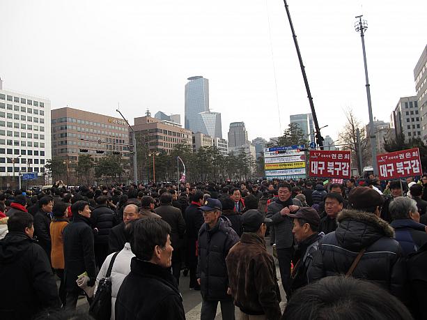 韓国初の女性大統領ということもあり国民の関心も非常に高く、広場前はこの人だかり！
