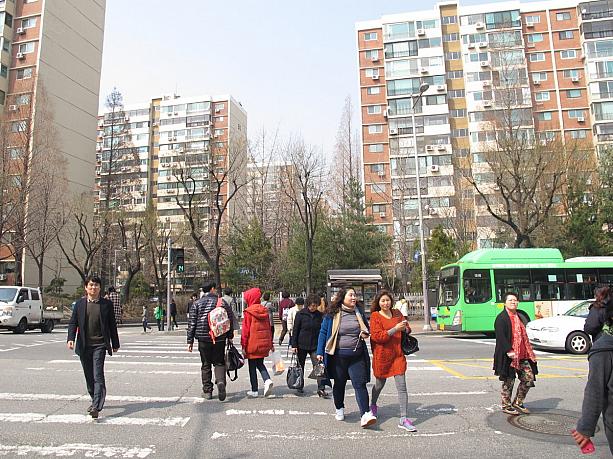 とは言っても、日本に比べればマスクをしている人は少ないみたい。韓国にも花粉症はあるけど、日本ほどはひどくないからでしょうか。