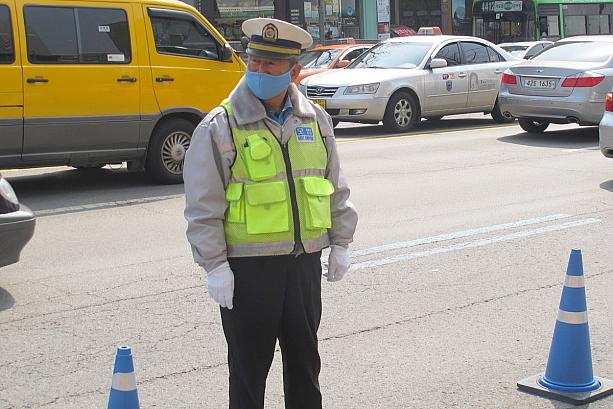 道路工事現場のおじさんは、さすがにマスクを着用。韓国では白いマスクだけでなく、こんなカラーマスクも人気が高めです。