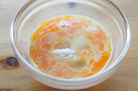 ③ ボウルに卵を割ほぐし、牛乳・砂糖・塩・胡椒を加え混ぜる。