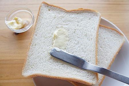 ⑤ パンにバターを塗る。（パンはお好みでトーストしてね）