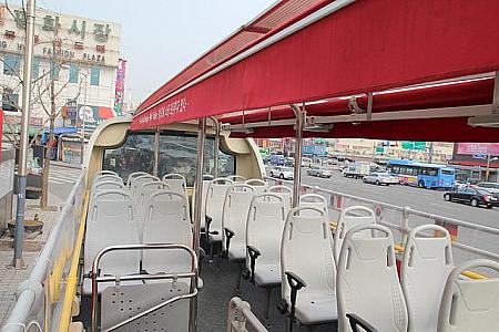 ２階建てオープンバスに乗って伝統市場をまわってみよう！ ソウルシティーツアーバス ２階建てバス ２階建てオープンバス 天井開放型２階建てバス伝統市場