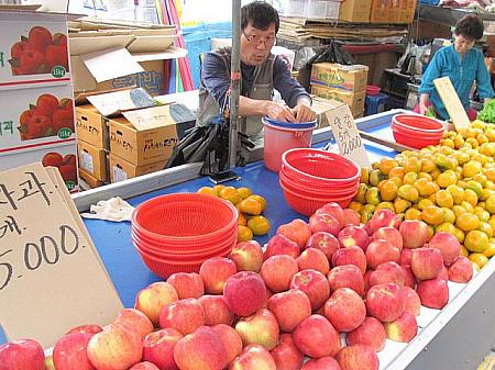 リンゴや柿を売るアジョシ