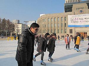 市庁前広場のスケート場