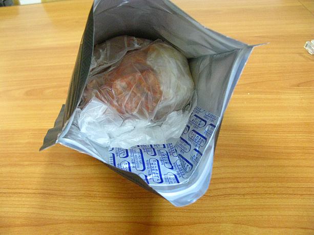 中を開けてみると、ラップにグルグル巻！日本に持って帰ると伝えるとグルグル巻にしてくれるみたい！