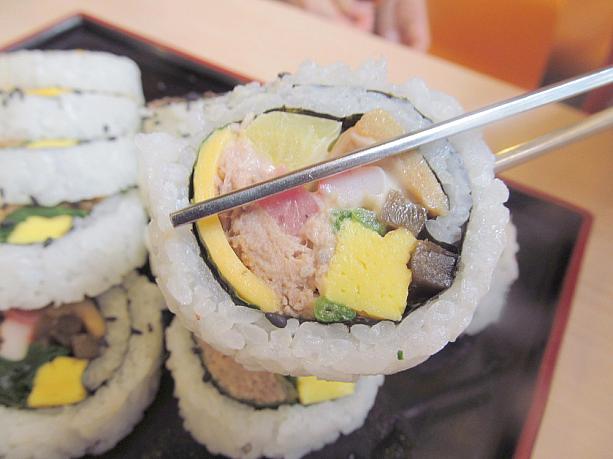 こんなふうにご飯が外側になっているキンパッは、通称「ヌードキンパッ」なんて呼ばれたり。中の具がよく見えるということで、そんなセクシーな名前がついたのだとか。