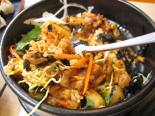 トッパッ（韓国式丼ぶり）は、ビビンバのようによ～く混ぜるのがおいしい食べ方。お会計は、合計19,000ウォン。３人で食べてお腹いっぱい～♪